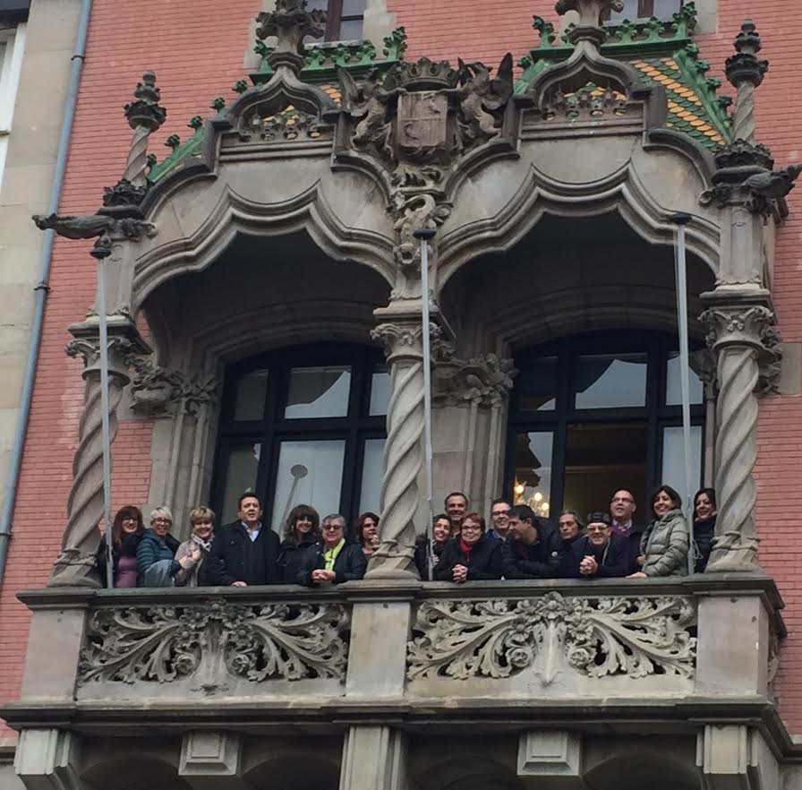 Els comerciants i representants municipals, al balcó de l'Ajuntament durant la visita d'aquest dimarts
