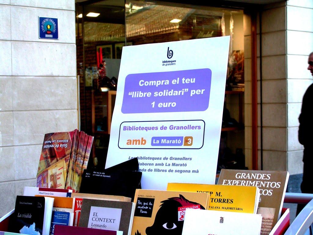 Una parada de llibres de segona mà que es posen a la venda amb motiu de la Marató de TV3 a les bilbioteques de Granollers
