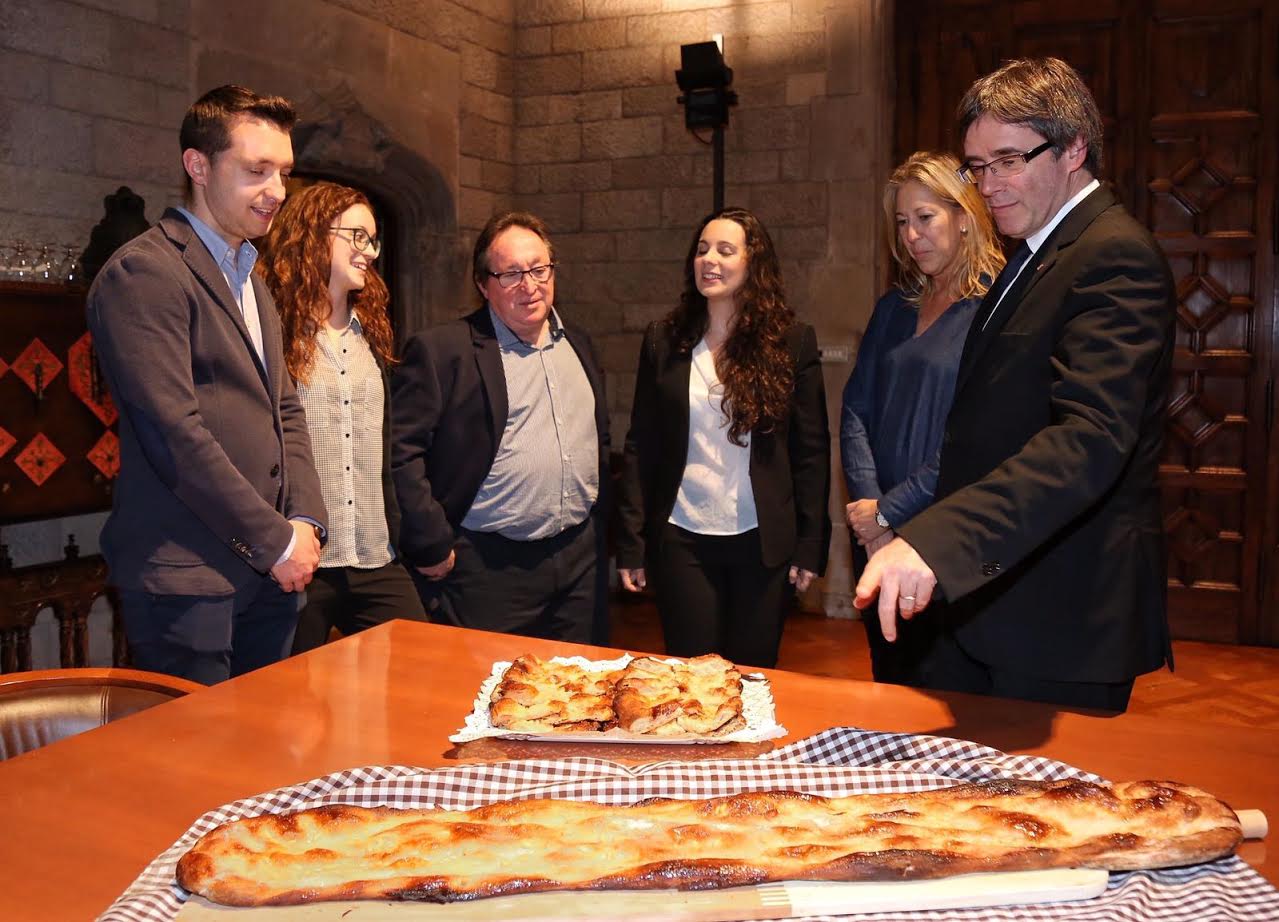 Puigdemont i Munté amb representants de la família Prat durant la recepció oficial