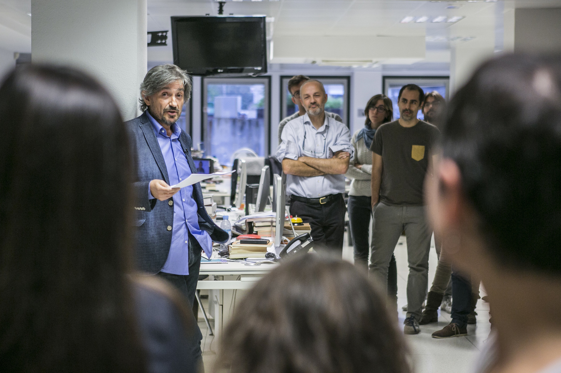 Capdevila es dirigeix a la redacció de l'Ara el dia del seu comiat com a director
