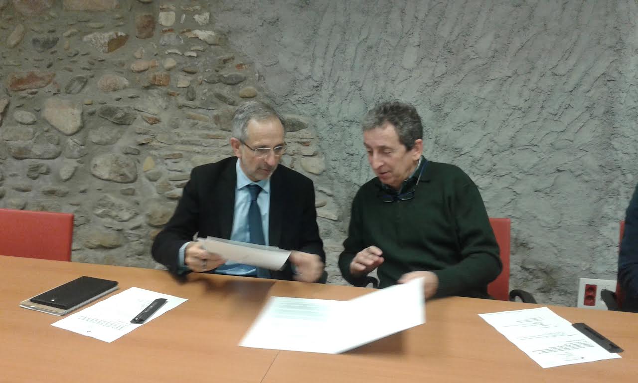 L'alcalde, Josep Mayoral, i el president de l'associació dels polígons Jordi Camp i Congost, Joan Grau, firmen el conveni de col·laboració