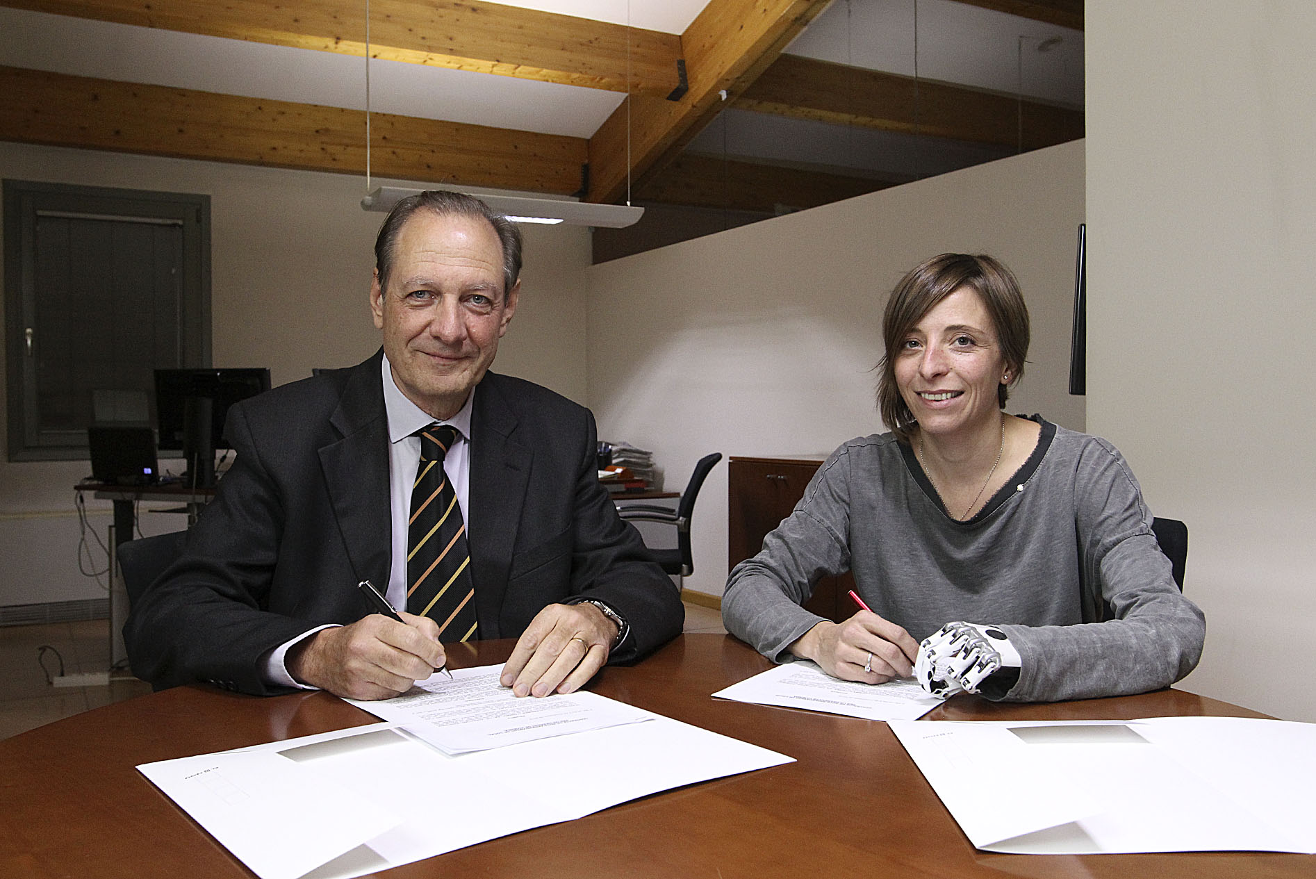 Jordi Molet, director general d'EL 9 NOU, i Núria Codina, presidenta d'ADFO, signant el conveni