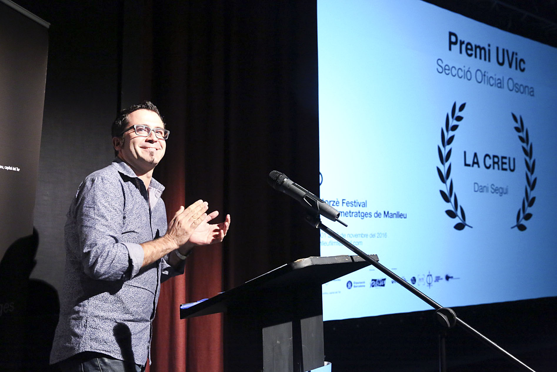 El públic va aplaudir Dani Seguí, que aquest diumenge va recollir el premi al millor curtmetratge d’Osona