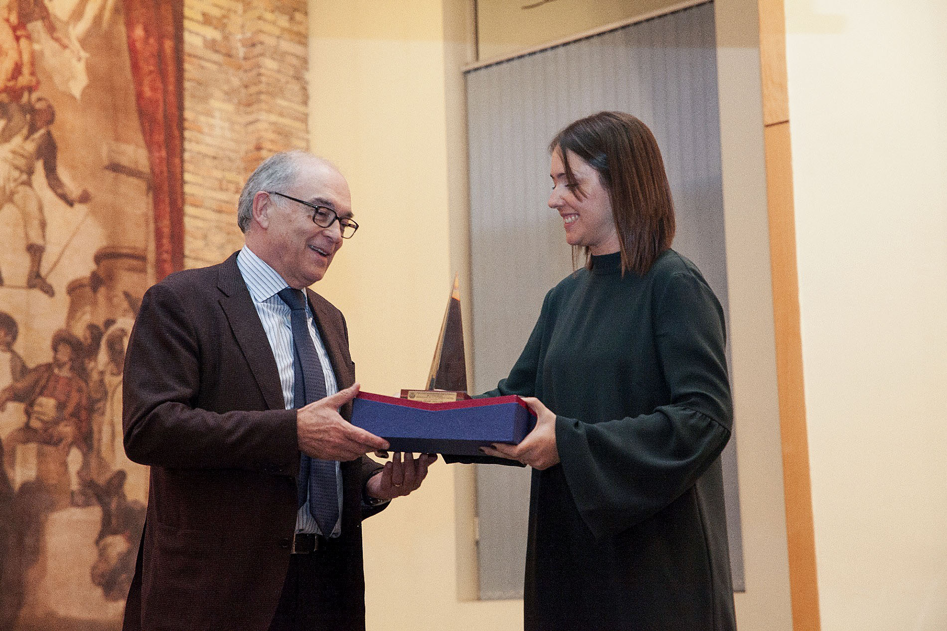 Mireia Fèlix lliura el Premi Guillem Catà a Xavier Rovira, el president d'Iqap