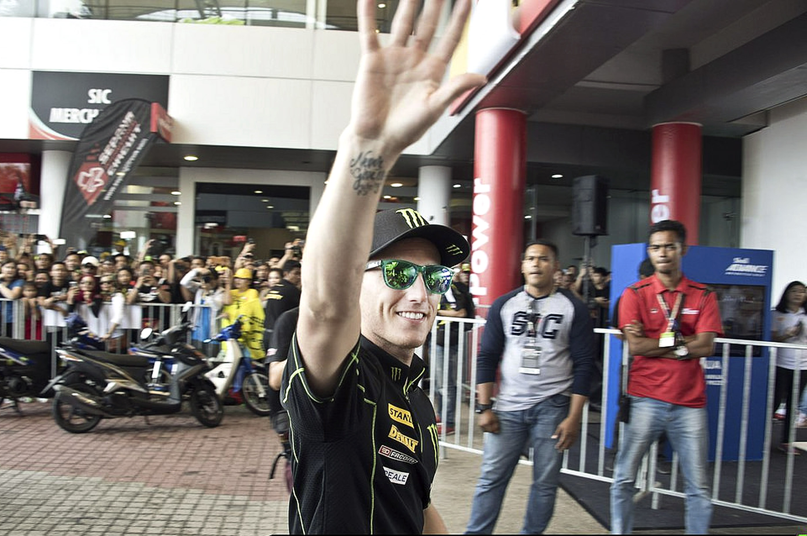 Pol Espargaró saluda els aficionats en l'últim gran premi, a Malàisia