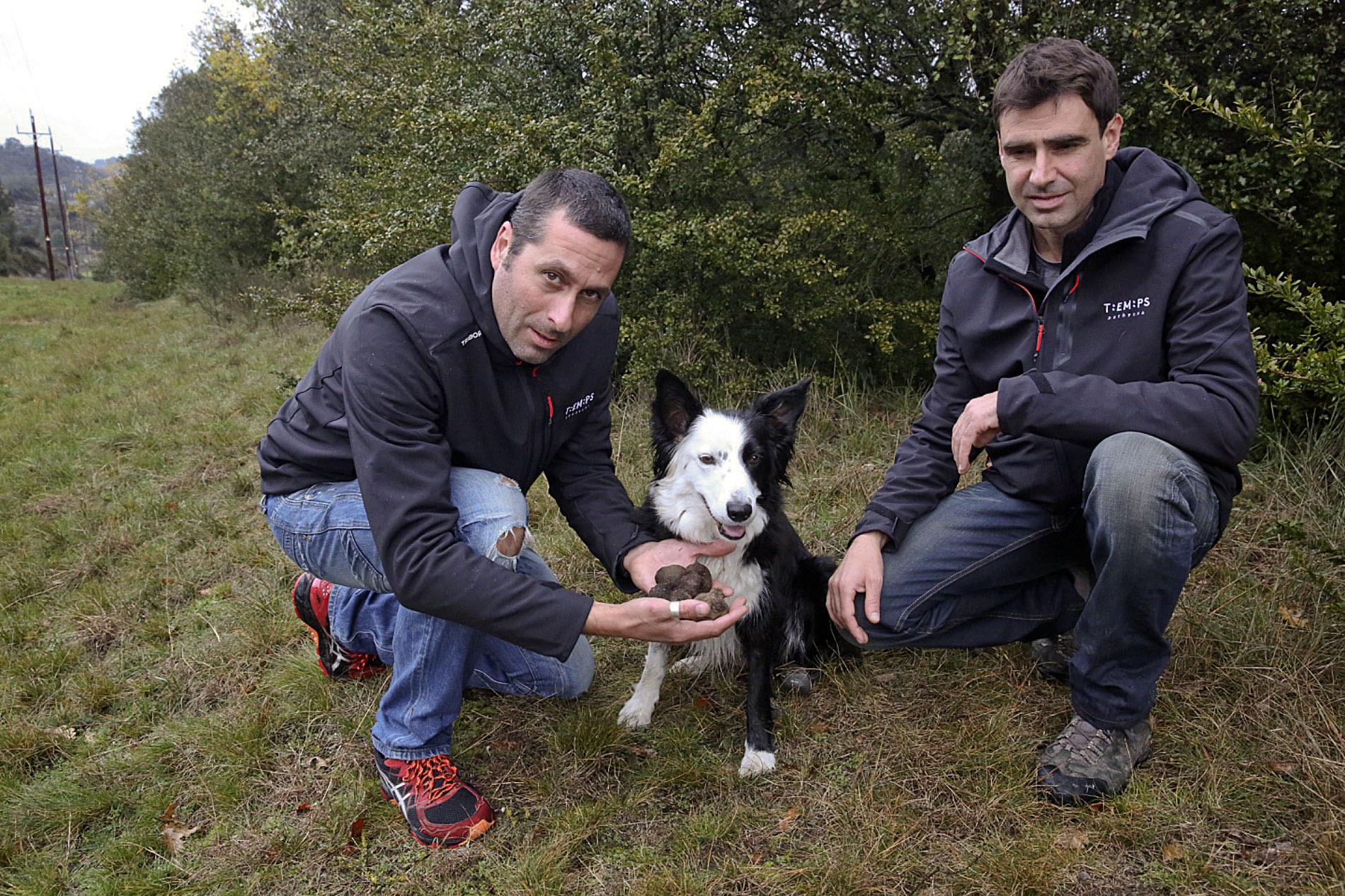 Santi Vallejo i Albert Boixader, amb un dels seus gossos tofonaires