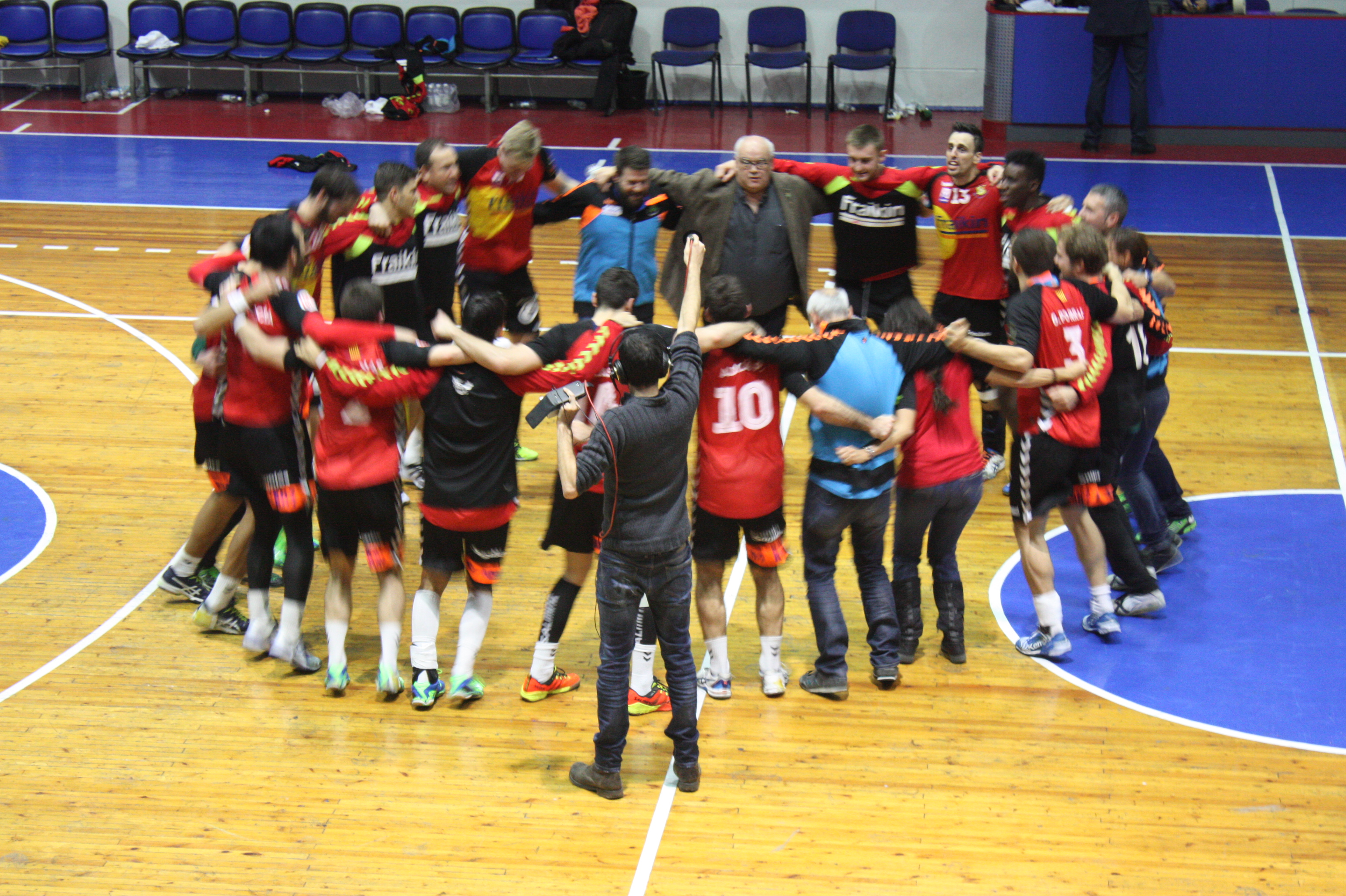 Els jugadors del BM Granollers fan pinya al centre de la pista per celebrar la victòria i la classificació