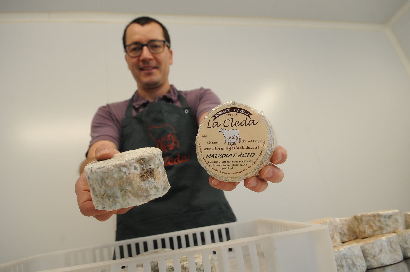 Jordi Pujadas, de la Cleda, mostra formatges elaborats per la firma de Canovelles