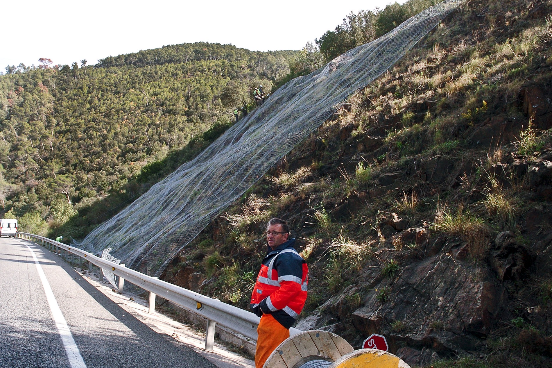 Operaris treballant aquest dijous en un marge a tocar del pont de Can Palau, a la Garriga