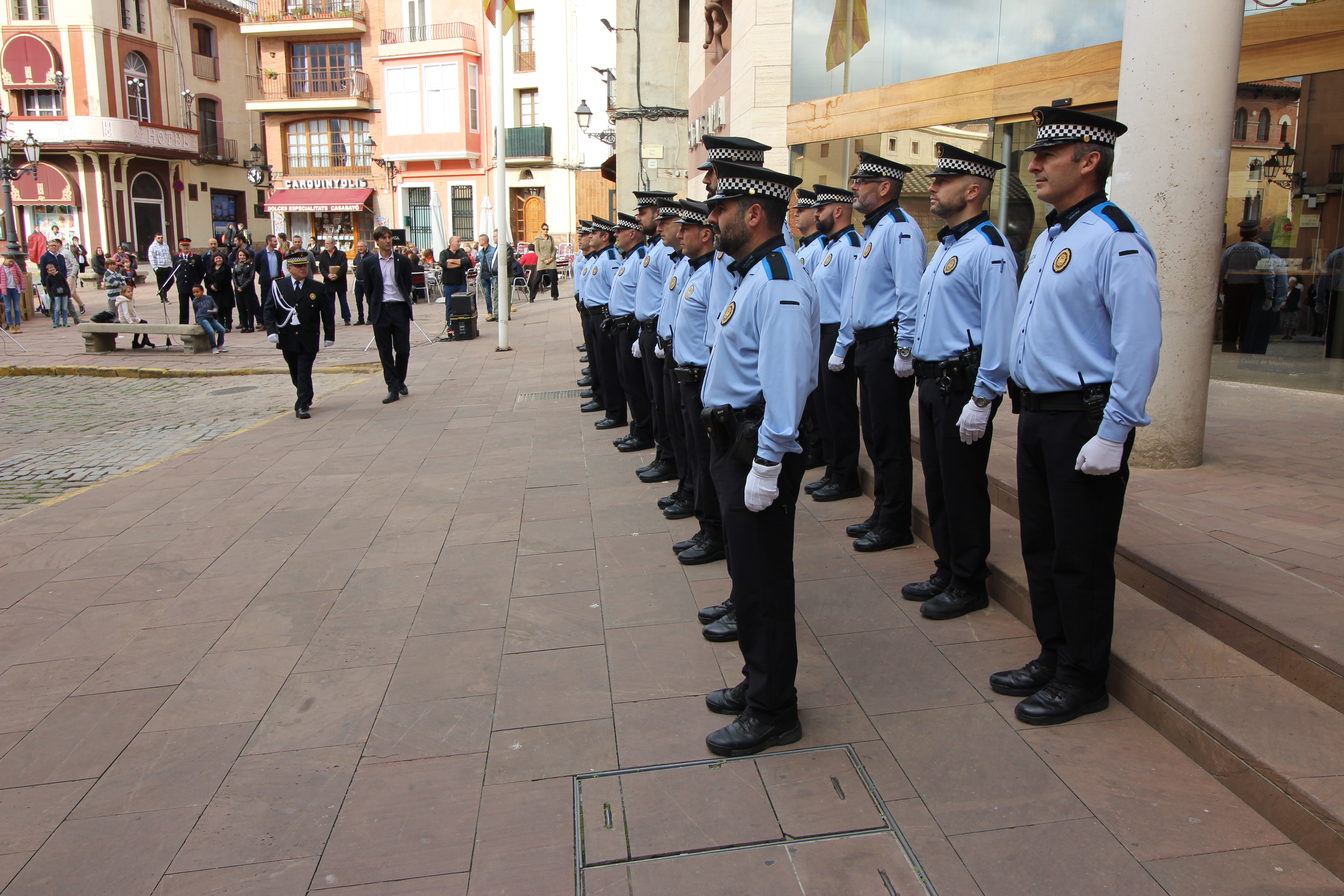 La formació dels membres del cos policial davant de l'ajuntament