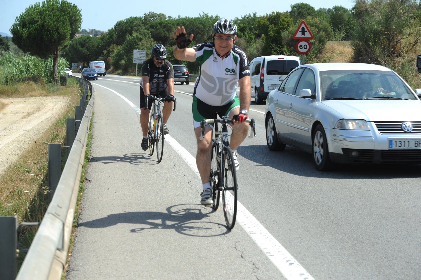 Una parella de ciclistes per la carretera de Santa Agnès