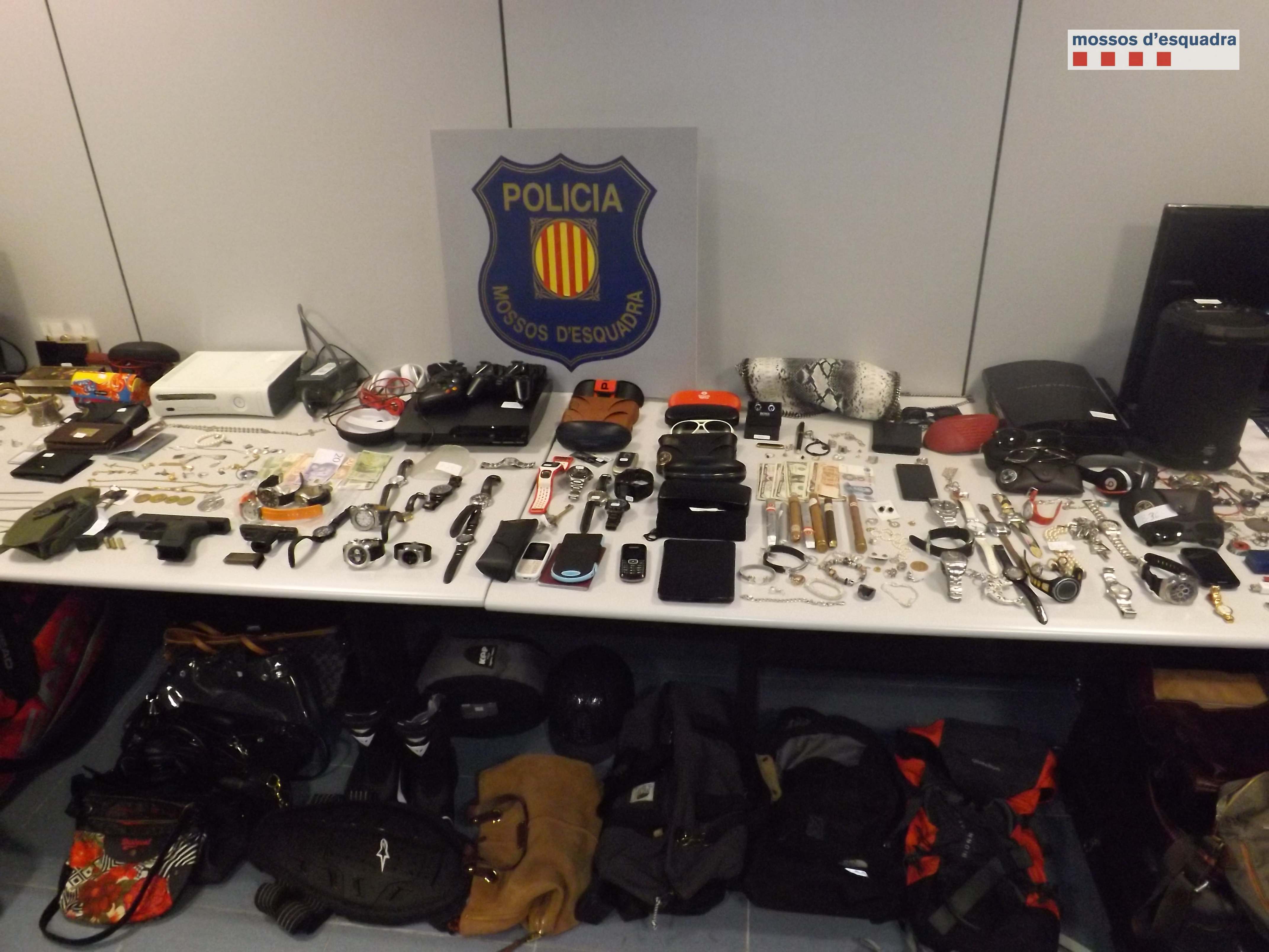 Material recuperat pels Mossos en els escorcolls als pisos dels arrestats