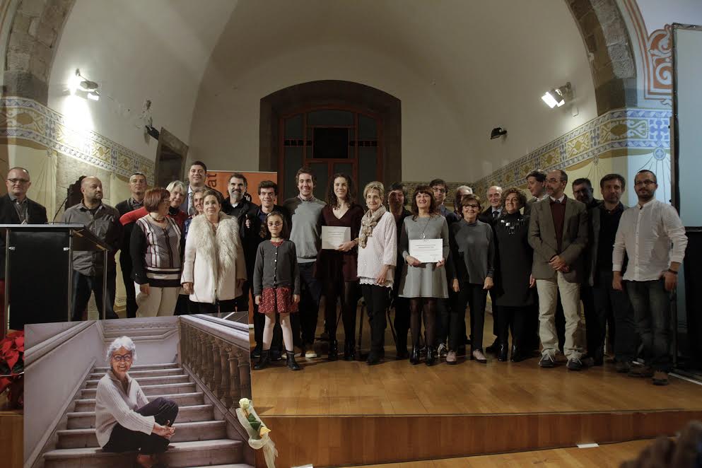 Els premiats, amb membres de la junta comarcal d'Òmnium davant d'un gran retrat de Muriel Casals