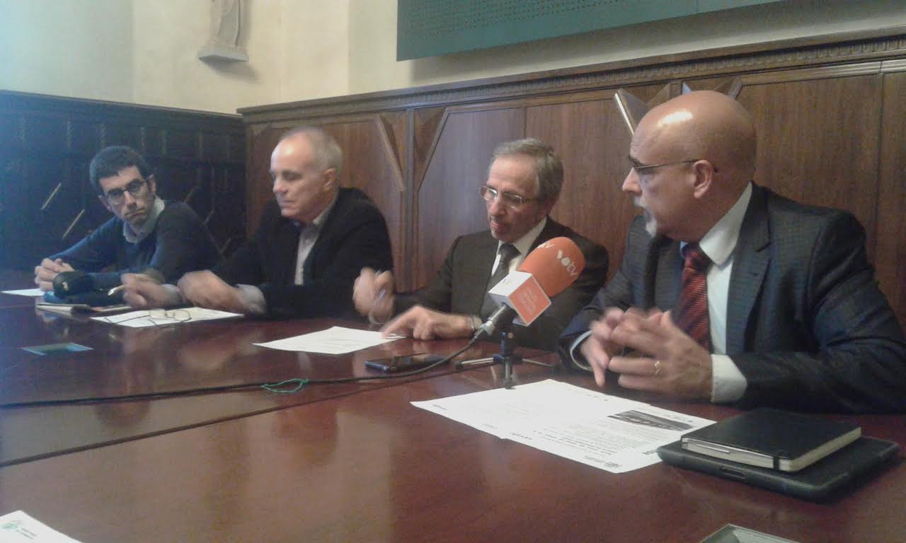 Fèlix Martín, director Rodalies a Catalunya, durant la presentació a l'ajuntament, acompanyat per l'alcalde, Josep Mayoral i els regidors Albert Camps i Àlex Sastre