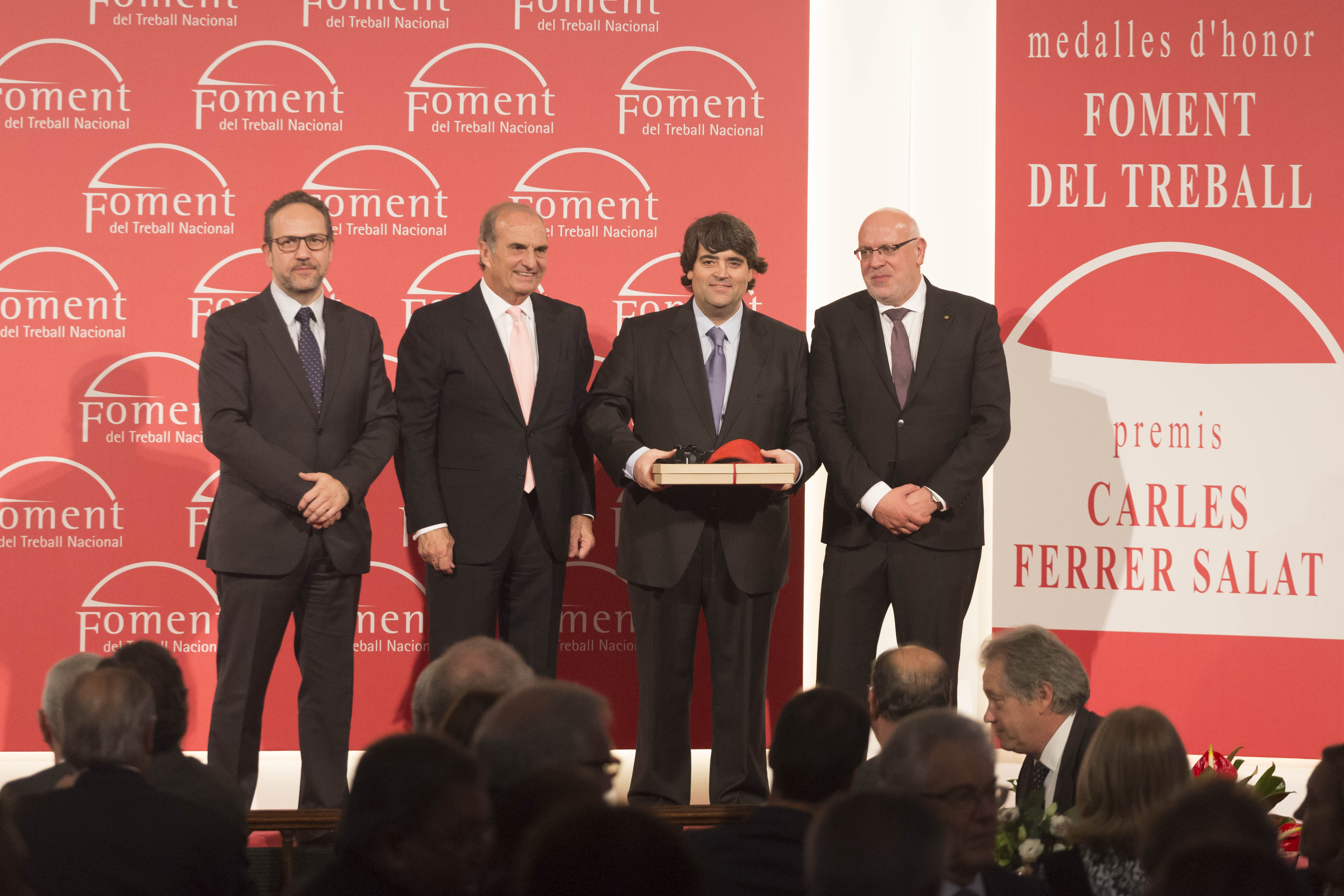 Valeri Salgot, segon per la dreta amb el premi, al costat del conseller Jordi Baiget i del president de Foment. Joaquim Gay de Montellà