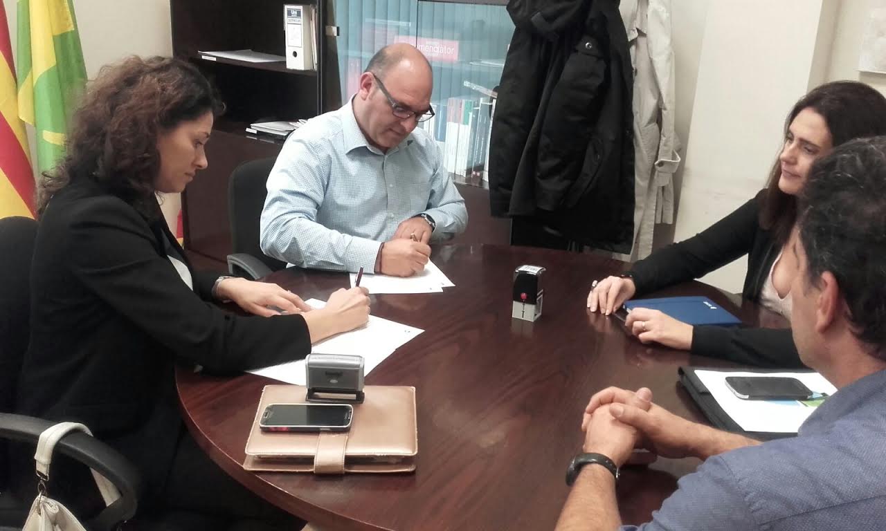 L'alcalde, Joan Galiano, i la gerent de concessions de sorea al Vallès Orientla, Berta Trillo, firmen el conveni acompanyats de representants de la companyia i de l'Ajuntament