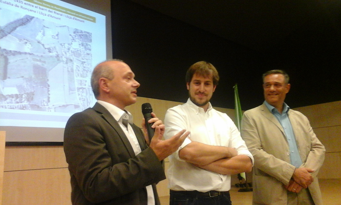 El diputat Jordi Fàbrega amb els alcaldes Francesc Bonet i Ignasi Simon durant la presentació