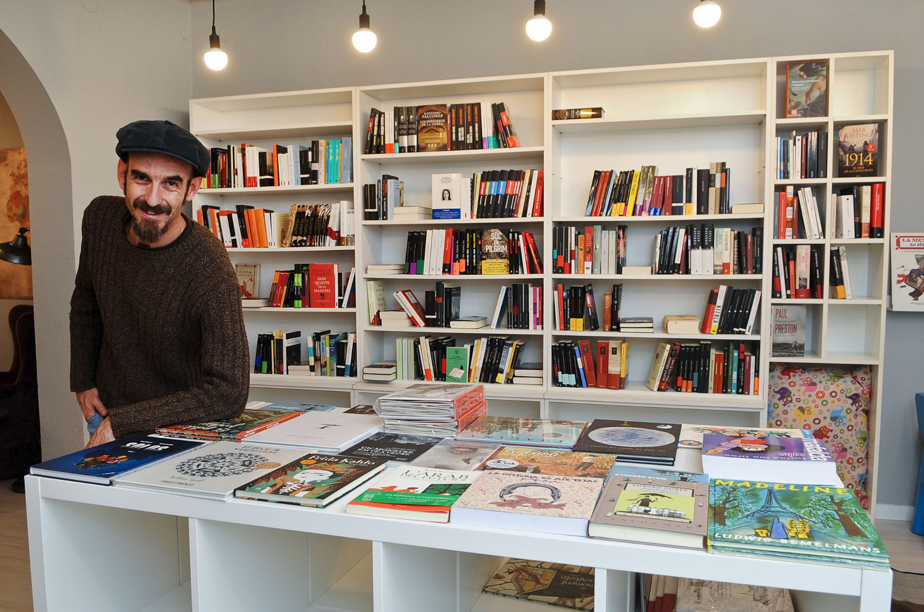 Jordi Costa a la llibreria que acaba d'obrir a la Garriga