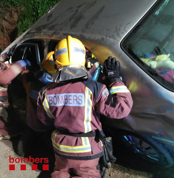 Els Bombers treballant en l'accident de les Franqueses