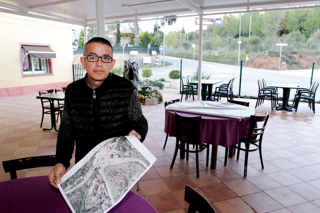 El propietari del restaurant, Antonio Cano, amb plànols del projecte