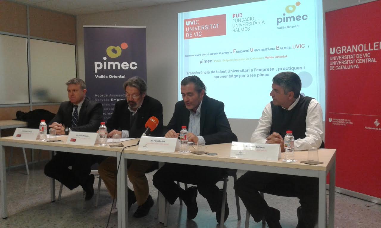 Jordi Montaña i Pere Barrios, al centre, van firmar el conveni, acompanyats pel degà de la Facultat d'Empresa i Comunicació, Xavier Ferràs, i el director de Granollers Mercat, Jordi Tàboas