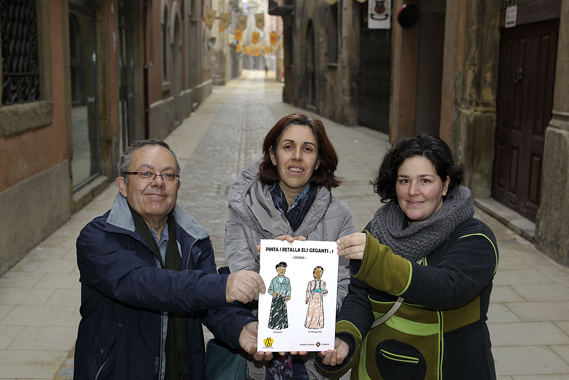 Miquel Carrasco, Natàlia Vilella i Laia Quífer, amb un exemplar del llibret