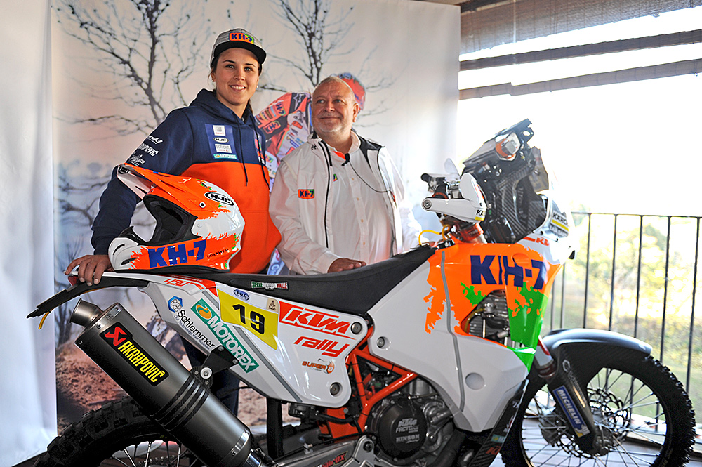Laia Sanz i Josep M. Lloreda amb la KTM que pilotarà la pilot