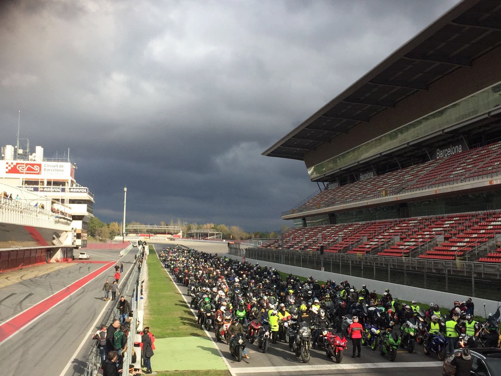 Els participants van fer un homenatge al pilot Luis Salom, mort als entrenaments de l'últim Gran Premi de Catalunya de MotoGP