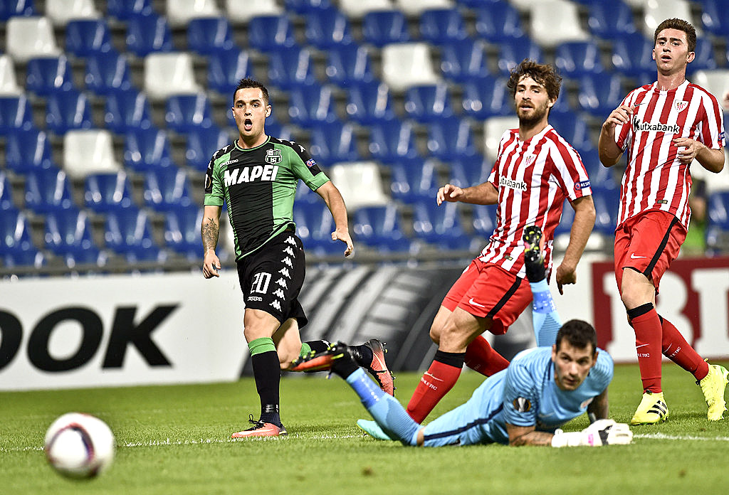 Pol Lirola bat el porter del Bilbao Herrerín en la jornada inaugural de l'Europa League