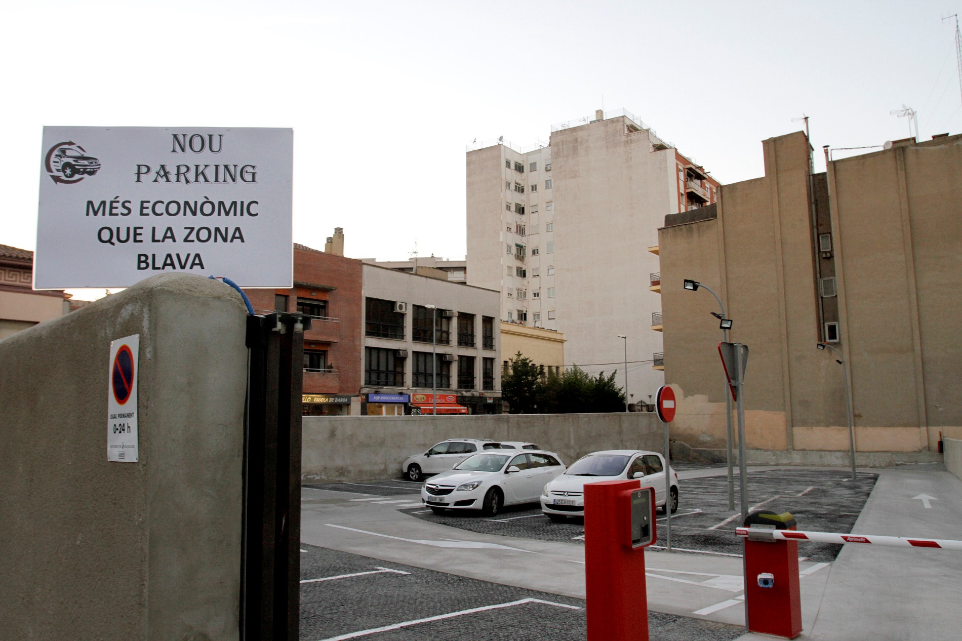 L'aparcament té entrada i sortida pel carrer Jaume Balmes