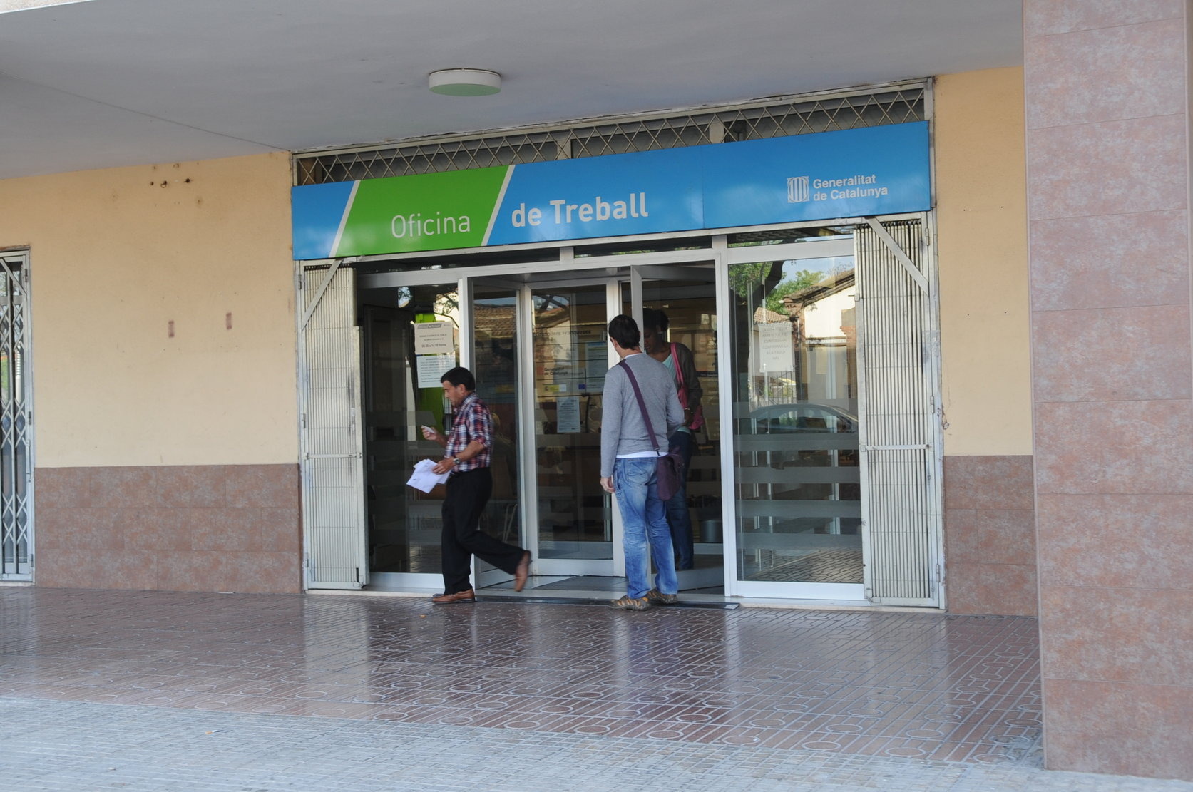 Accés a una de les oficines del Servei d'Ocupació de Catalunya a Granollers