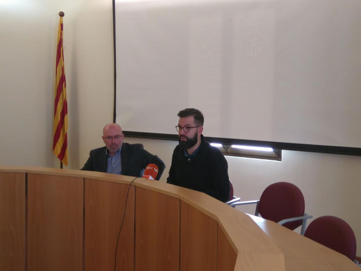 Carles Fernández (PSC) i Albert Gil (ERC) en la presentació de l'acord, aquest dimecres al matí