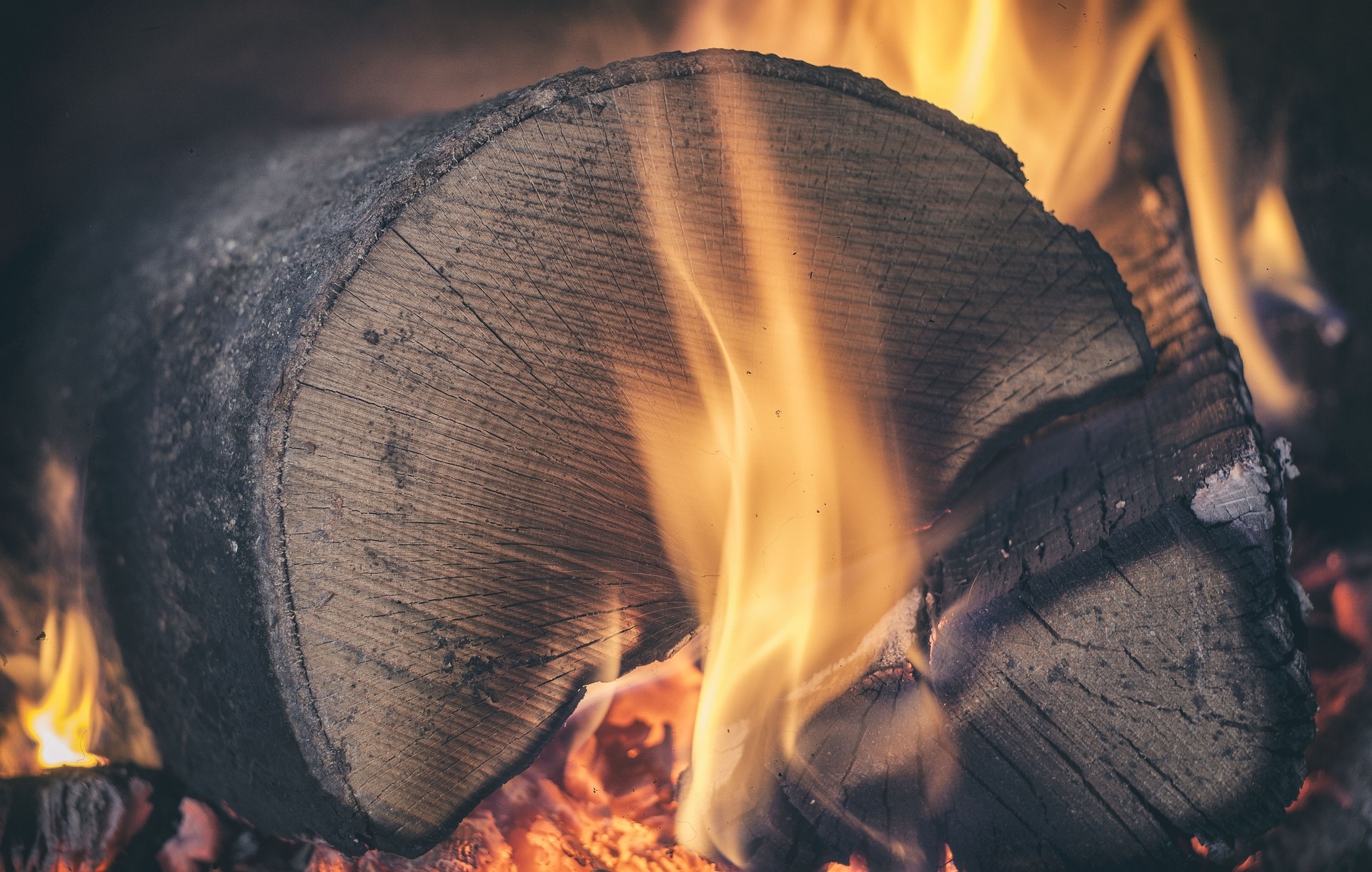 Contaminació per males pràctiques a l'hora de cremar llenya i biomassa amb calderes, estufes i llars de foc.