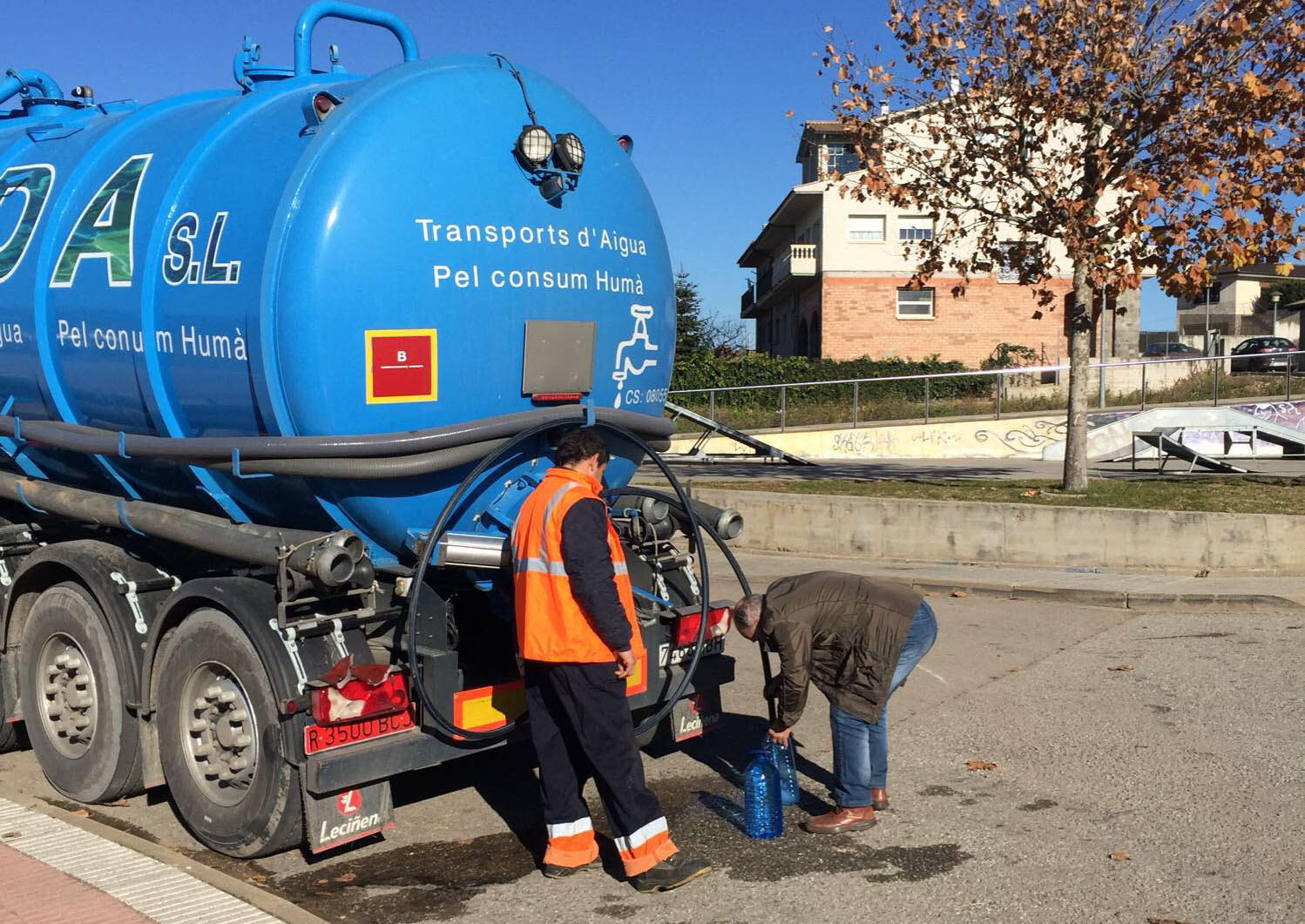 Un camió cisterna ha repartit aigua entre els veïns
