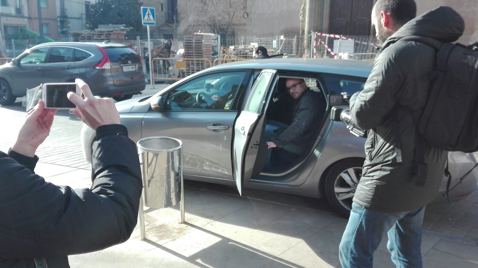 Joan Coma pujant a dins del cotxe aquest matí que el porta detingut cap a Madrid