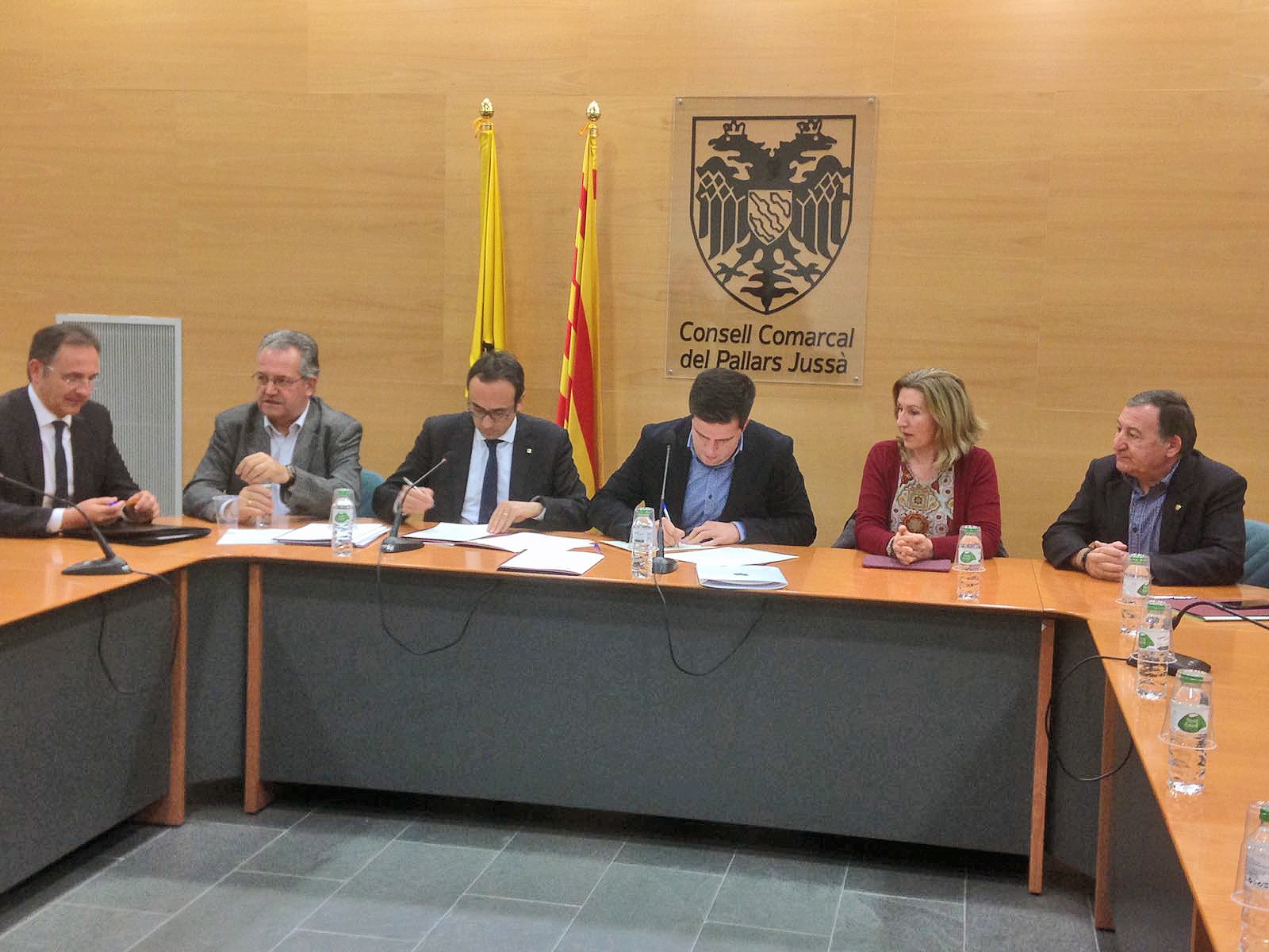 El conseller Josep Rull i el president del Consell Comarcal, Joan Manso, firmant l'acord