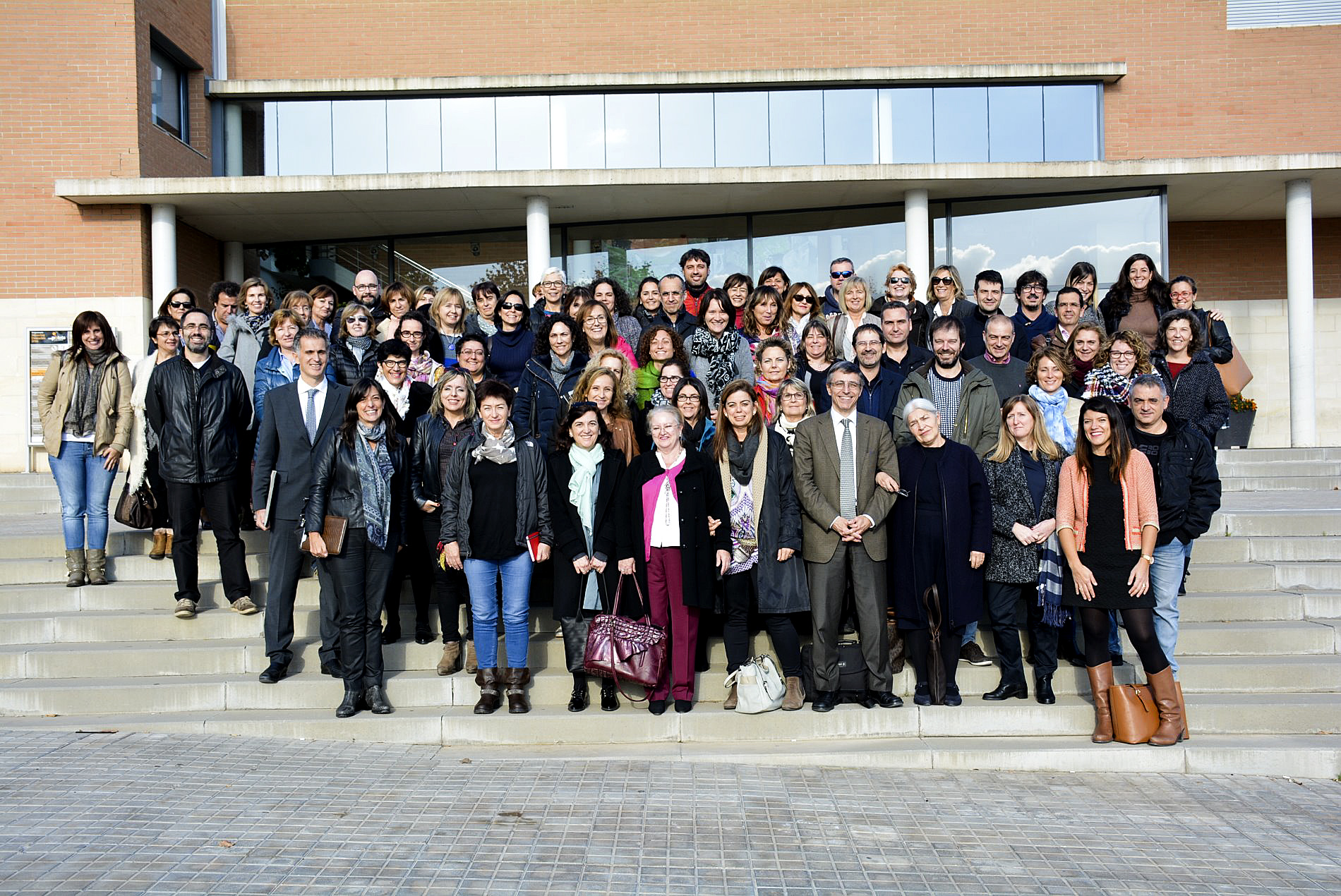 Els representants dels 37 equips guardonats davant del teatre de can Palots, a Canovelles