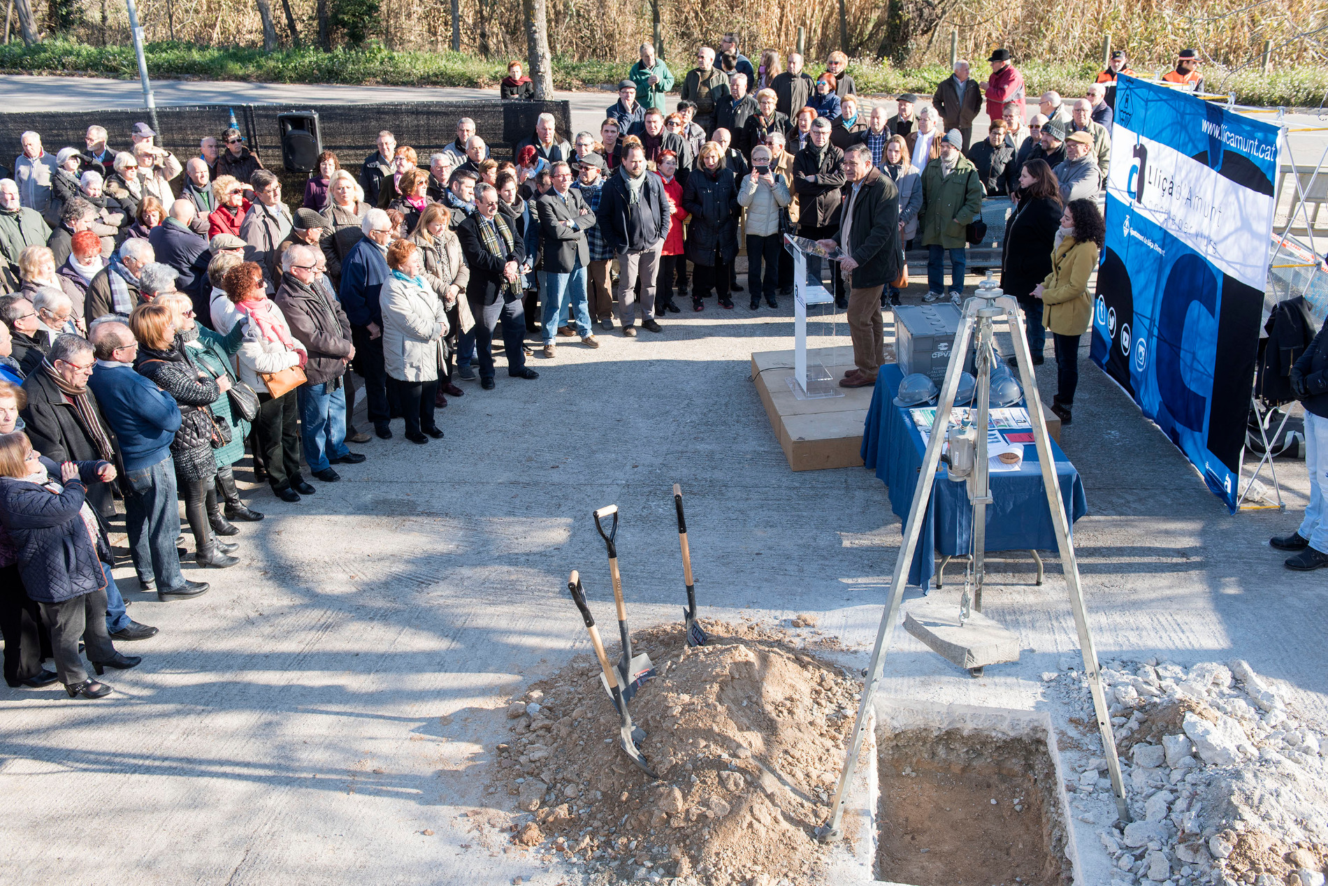 La col·locació de la primera pedra del nou casal de gent gran a Palaudàries va aplegar unes 150 persones