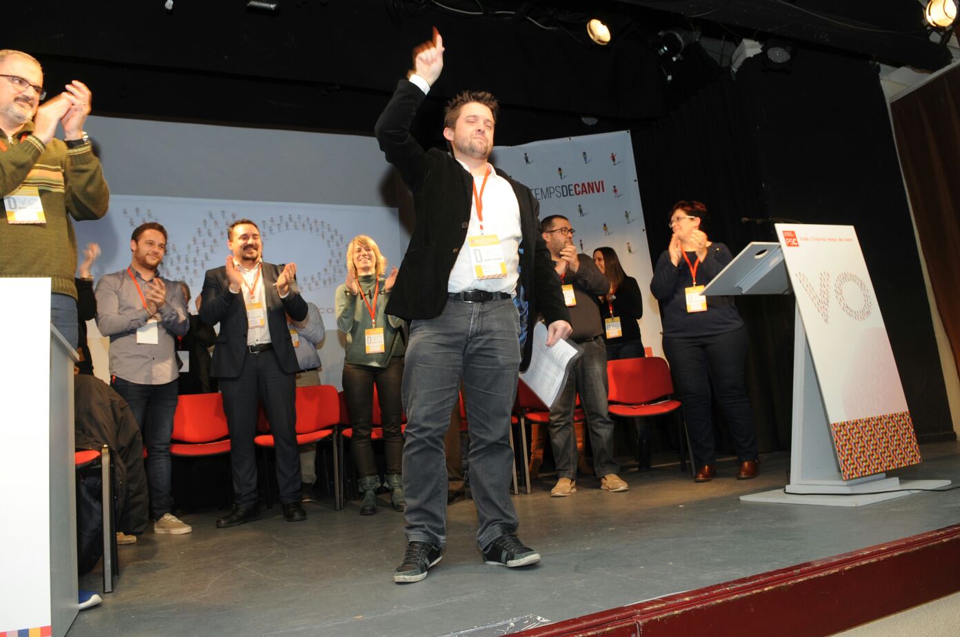 Jonatan Martínez saluda els delegats que han participat al IX congrés del PSC celebrat a Mollet
