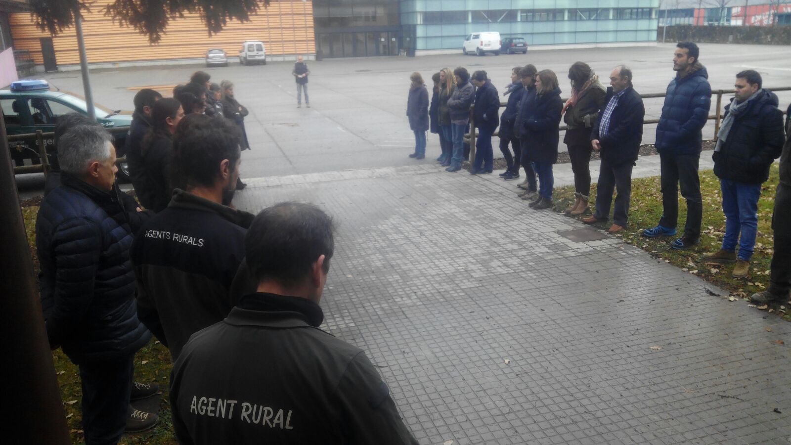 Minut de silenci davant les oficines dels Agents Rurals a Vic