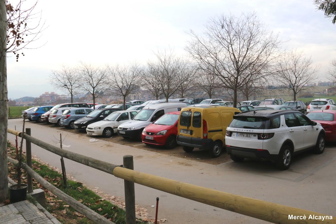 Aspecte de l'aparcament de l'avinguda Lluís Companys de Parets