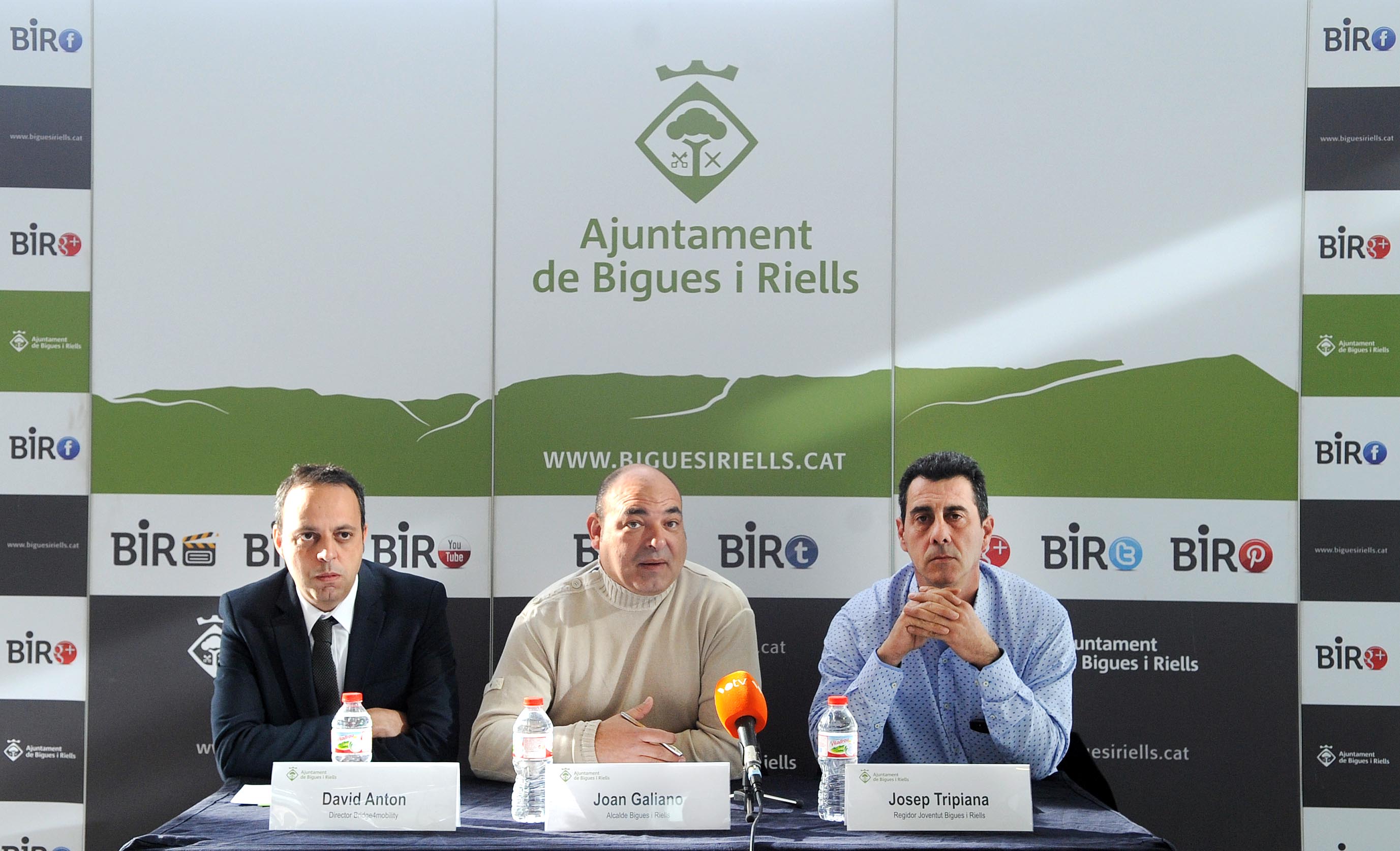 David Anton, de Bridge4Mobility, amb l'alcalde de Bigues i Riells, Joan Galiano i el regidor Josep Tripiana