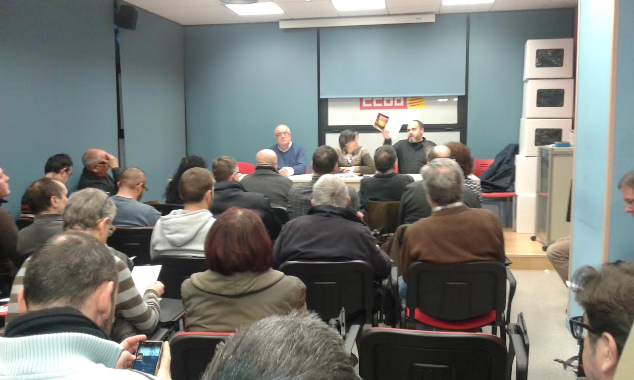 Gonzalo Plata, secretari general de CCOO a la comarca, parla als assistents a la trobada, en presència de Dolors Llobet i Xavier Hernández