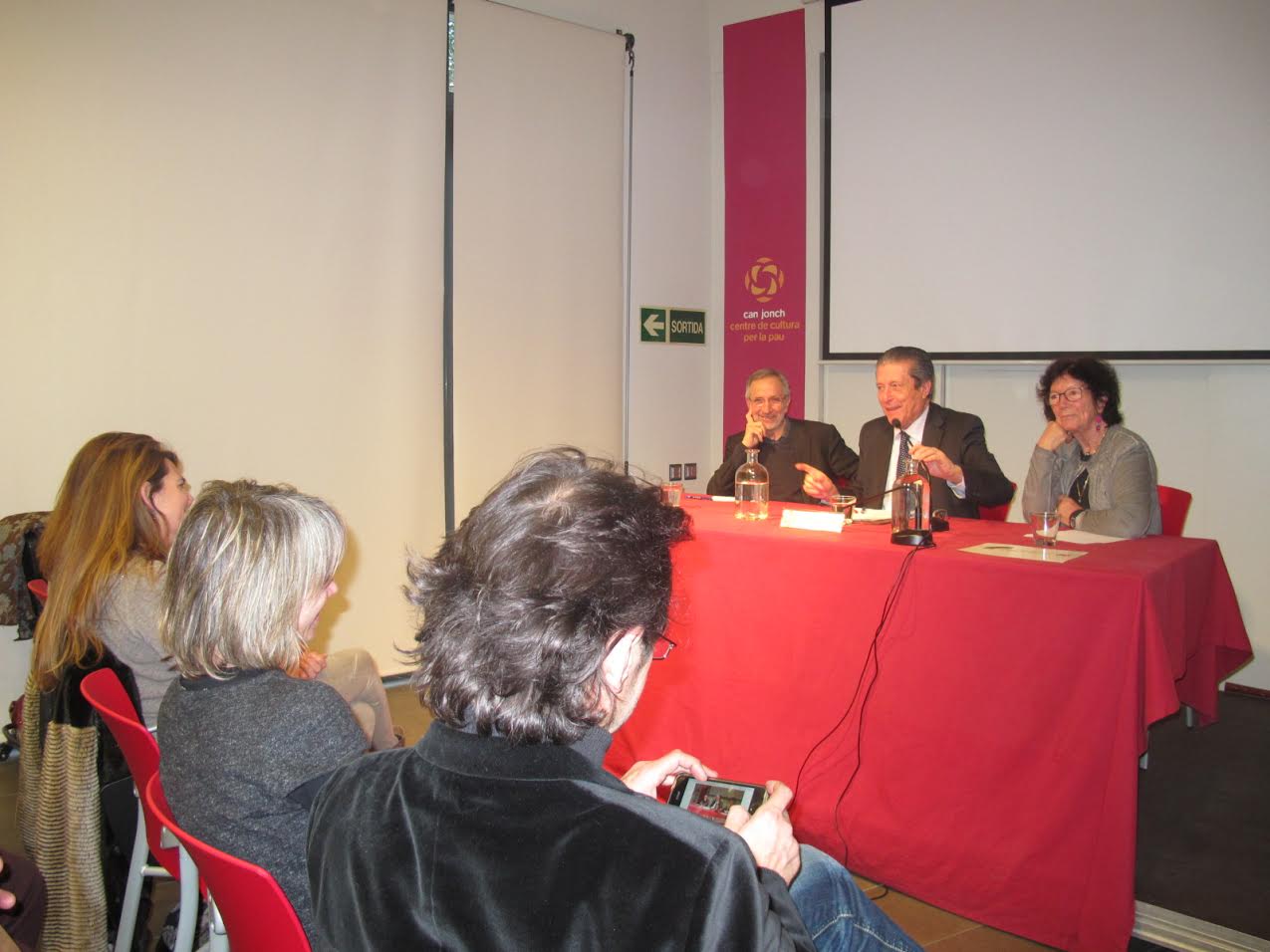 Mayor Zaragoza, al centre entre Josep Mayoral i Montserrat Ponsa, durant la presentació a Can Jonch