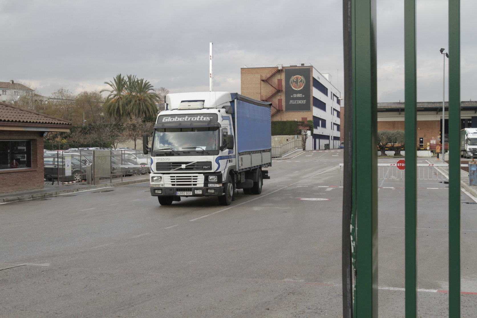 Un camió surt de la planta de Bacardí a Mollet, en una imatge d'arxiu
