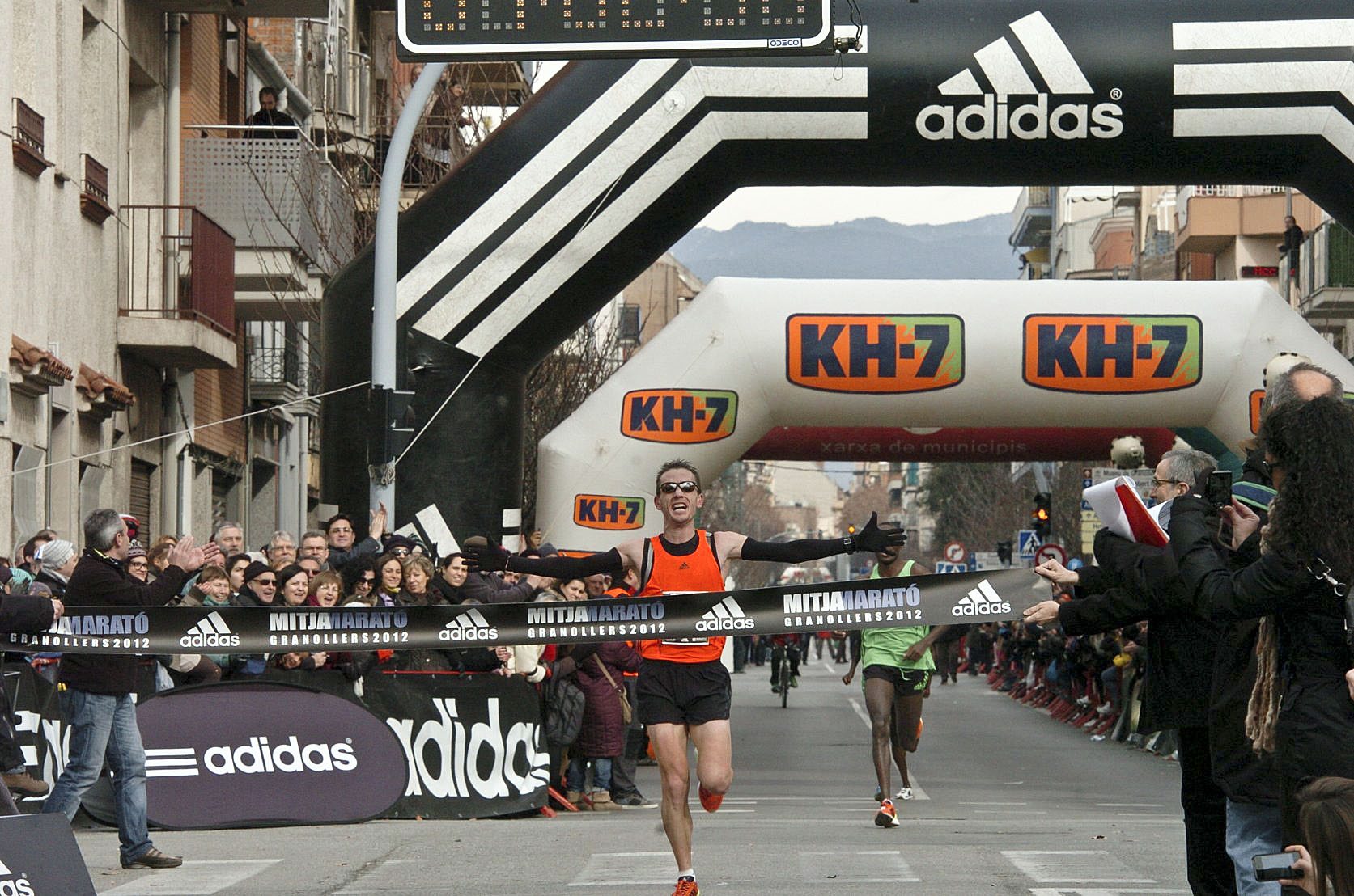 Carles Castillejo supera el recordista mundial de marató, Patrick Makau, al final de la Mitja de 2012