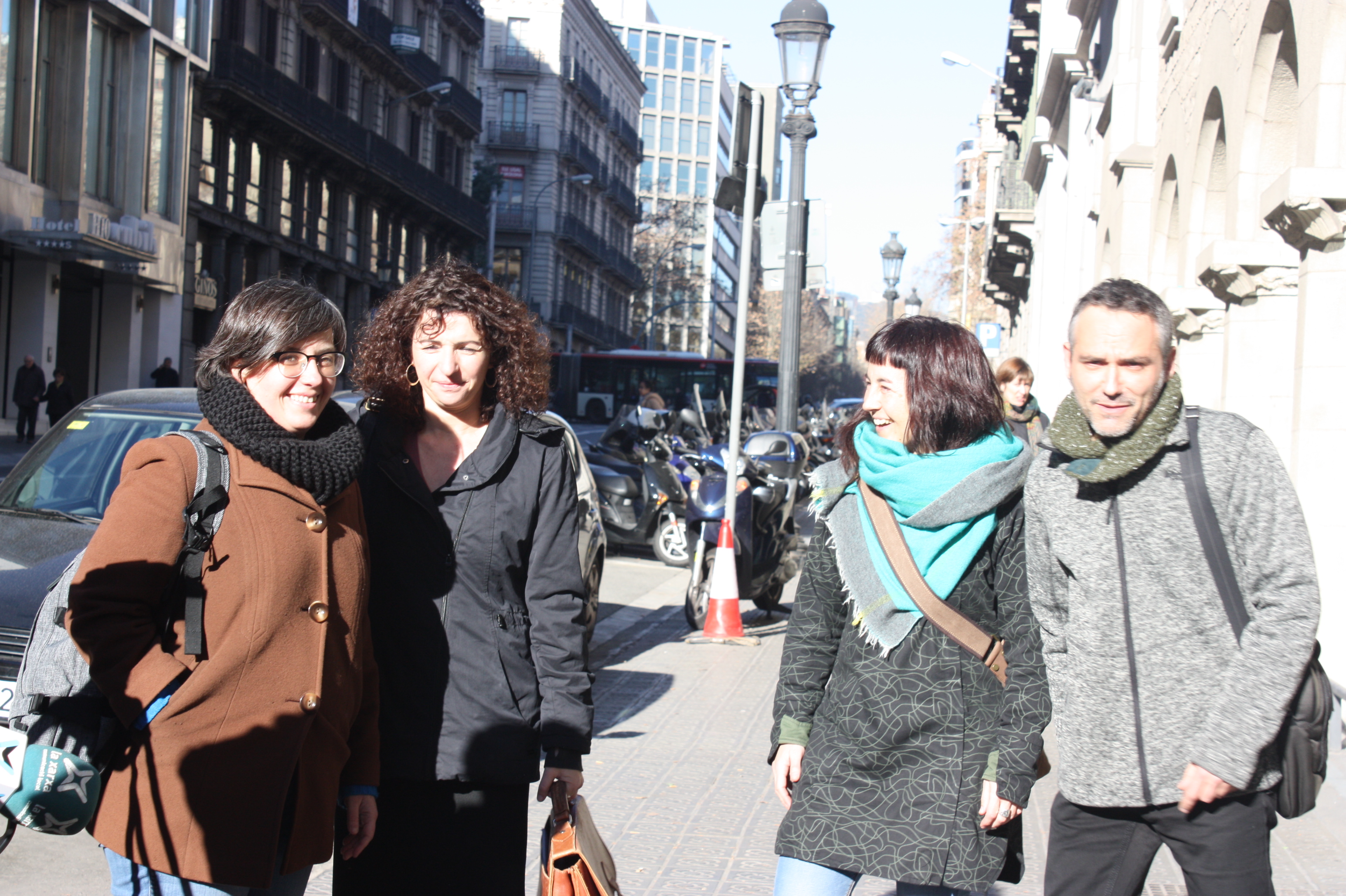 D'esquerra a dreta, Mireia Boya, Montserrat Vinyets, Maria Oliver i Jordi Pueyo, aquest dilluns davant la seu del TSJC