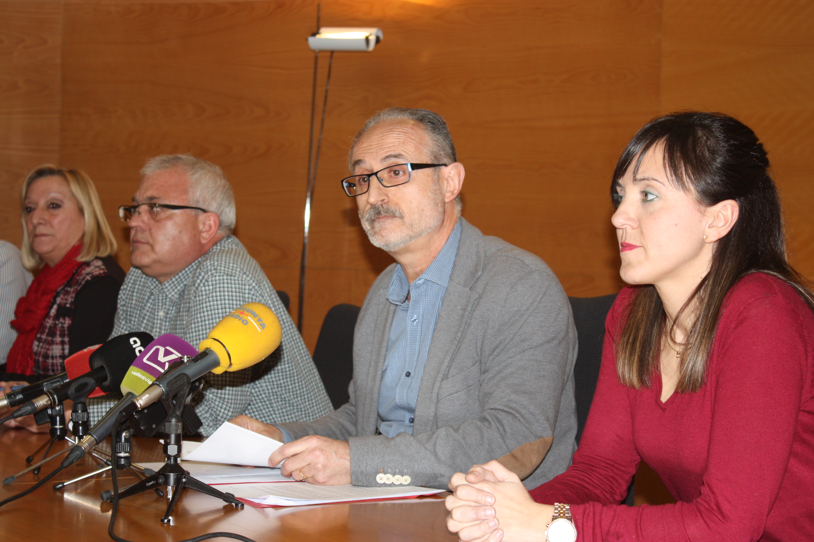 Mireia Dionisio, en primer terme, i Josep Monràs, amb altres membres del govern, en la roda de premsa