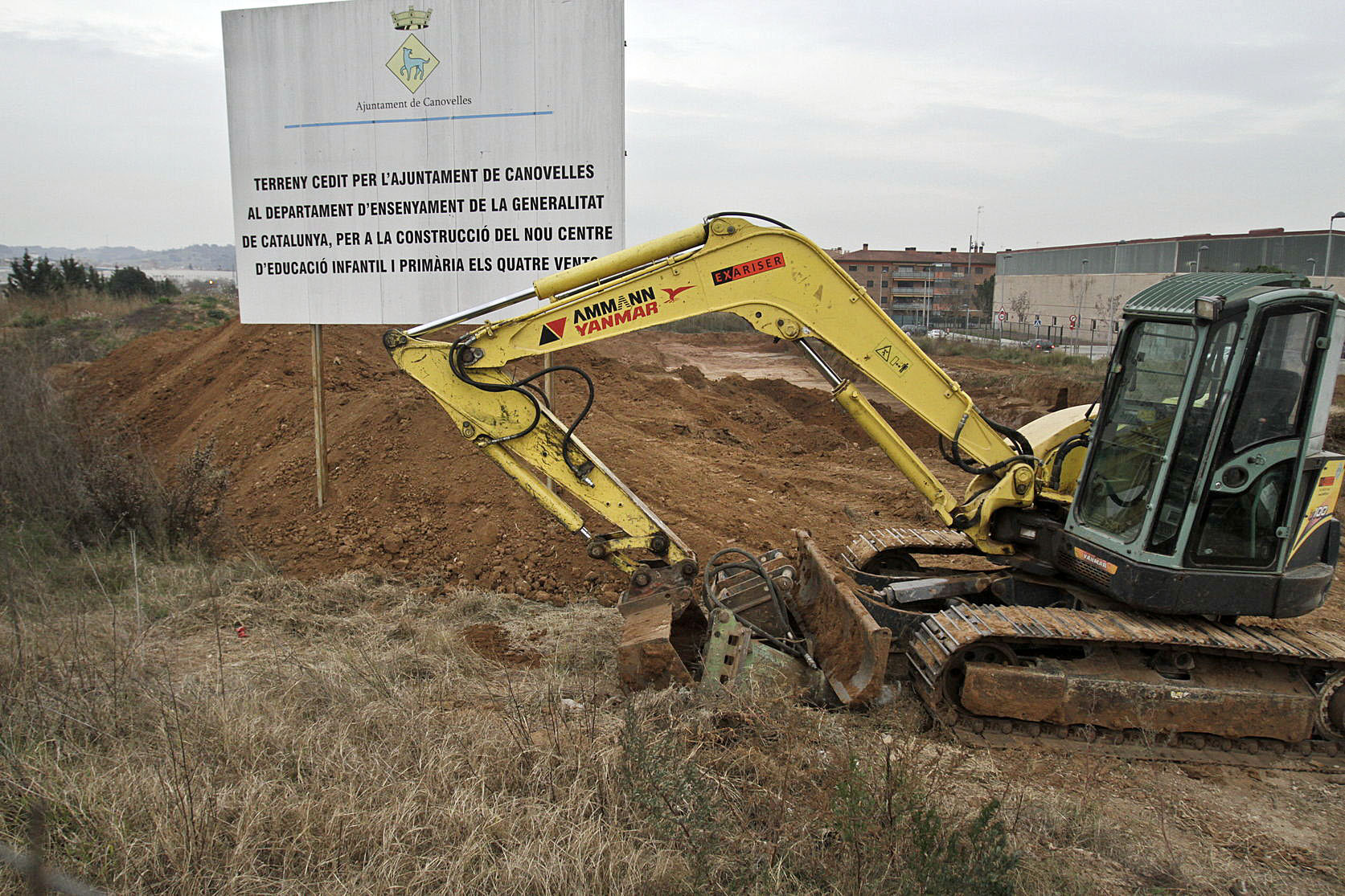 Una excavadora als terrenys on s'ha d'aixecar l'escola Quatre Vents en una imatge d'arxiu