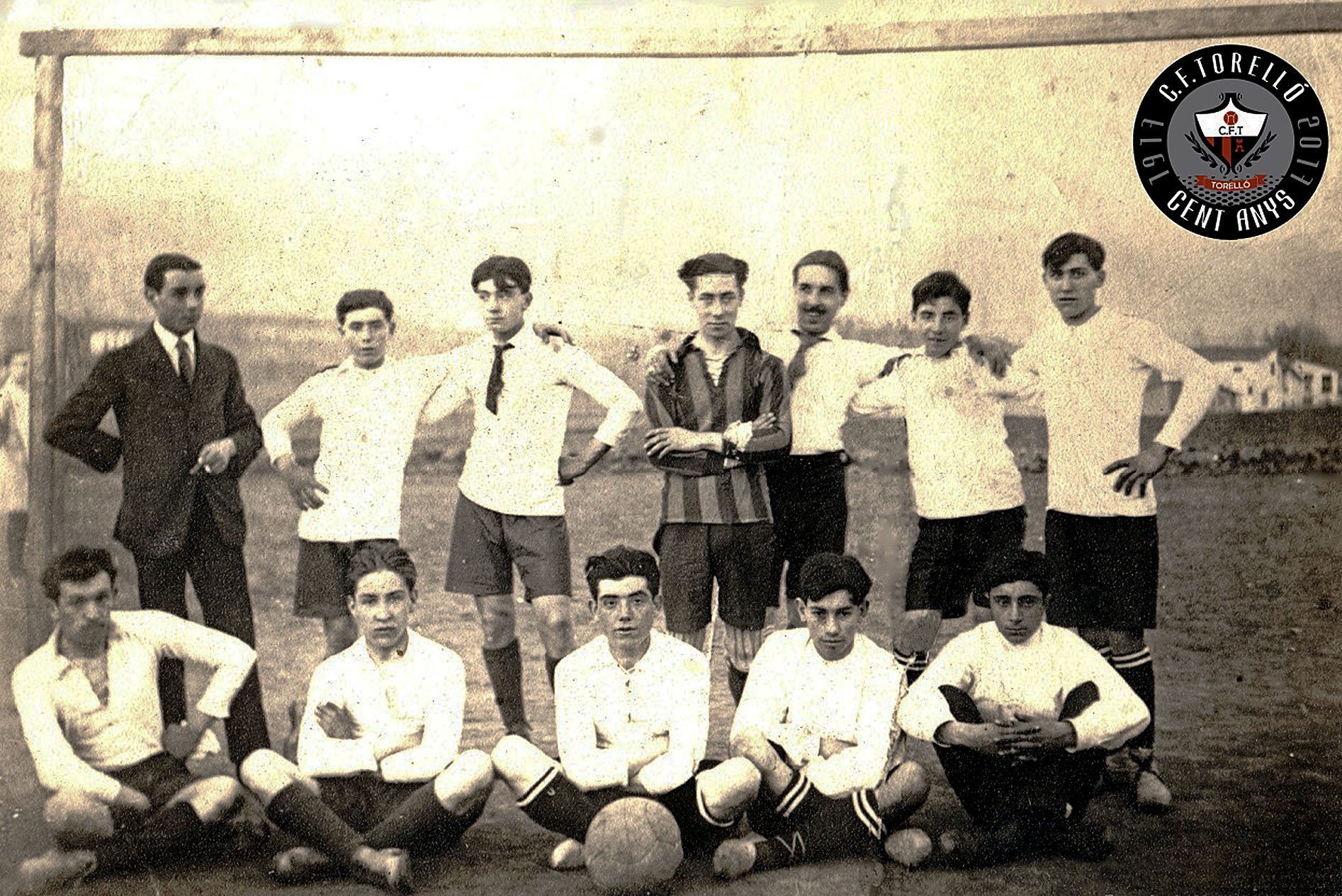 La primera alineació del Club Futbol Torelló, que ara compleix un segle, l’any de la seva fundació, el 1917. A la foto, d’esquerra a dreta, Alemany (primer àrbitre), Esturi, Soler, Sidera, Antoja, Vila, Valls, Celestí, Serra, Vilardell, Romeu i Casellas